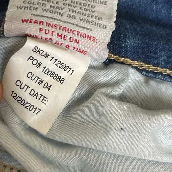 Torrid Distressed Lightwash Jean Shorts Size 16 - Picture 9 of 9